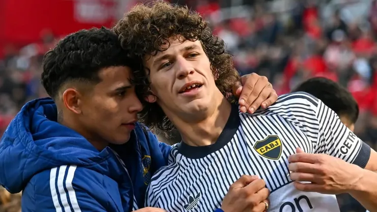Facundo Jagger Herrera, tras su primer gol en Boca, con Leonel Flores.