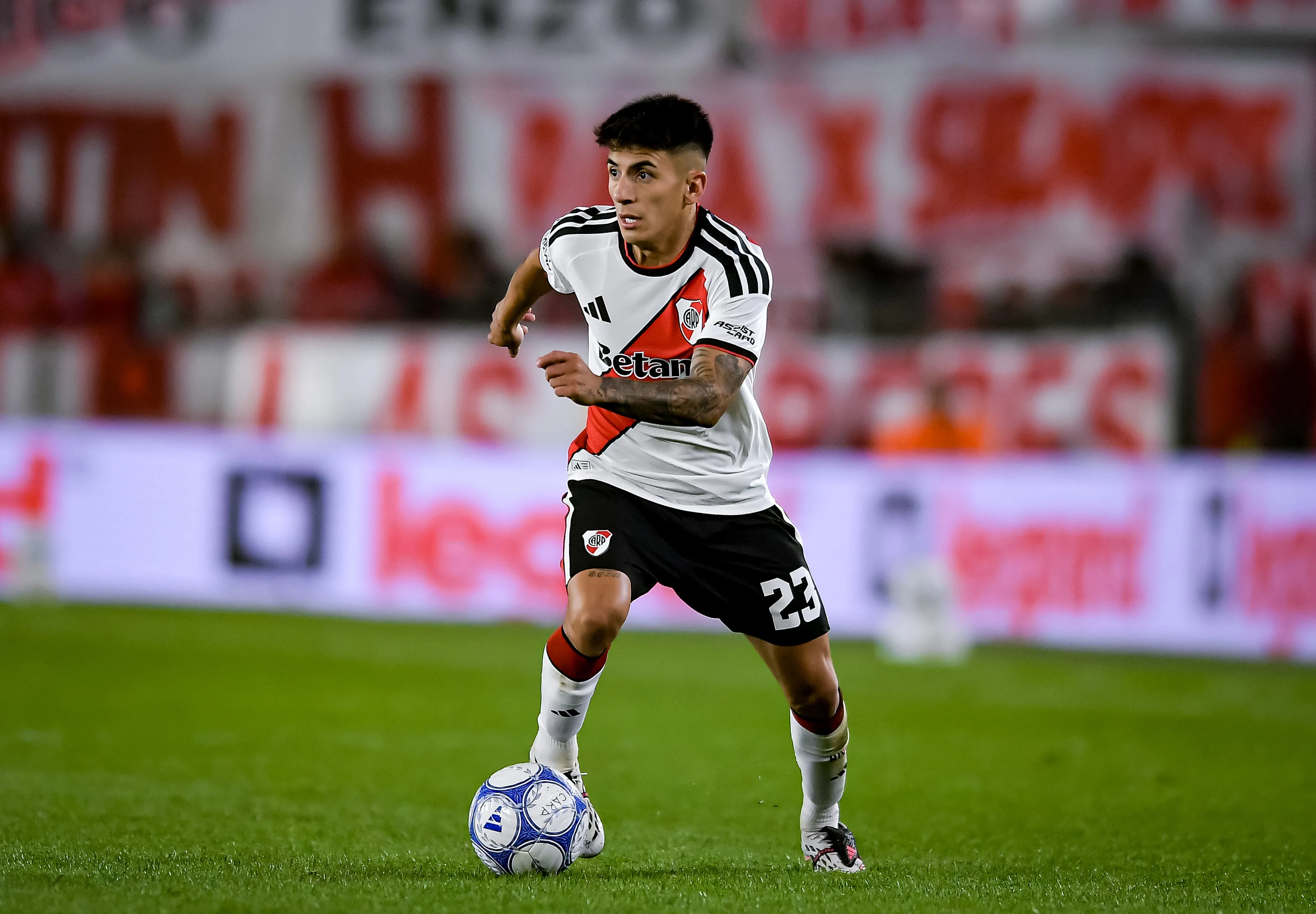 Almada con la 23 de River. (Foto: Getty).