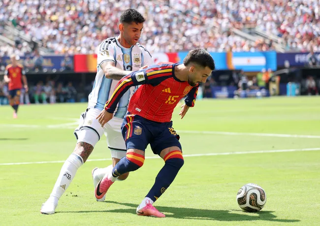 Cristian Romero marcando a Álex Baena en la final del Mundial 2026 (Getty Images)