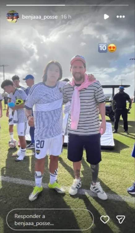 Benjamín Posse, juvenil de Boca, con Lionel Messi.