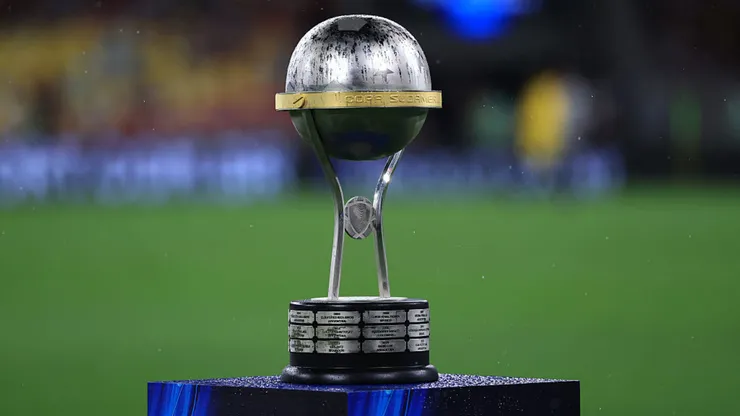 El trofeo de la Copa Sudamericana.