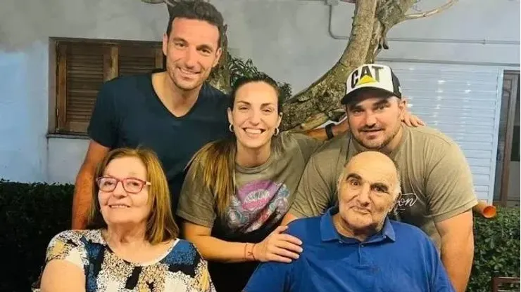 Lionel Scaloni junto a sus hermanos y padres.