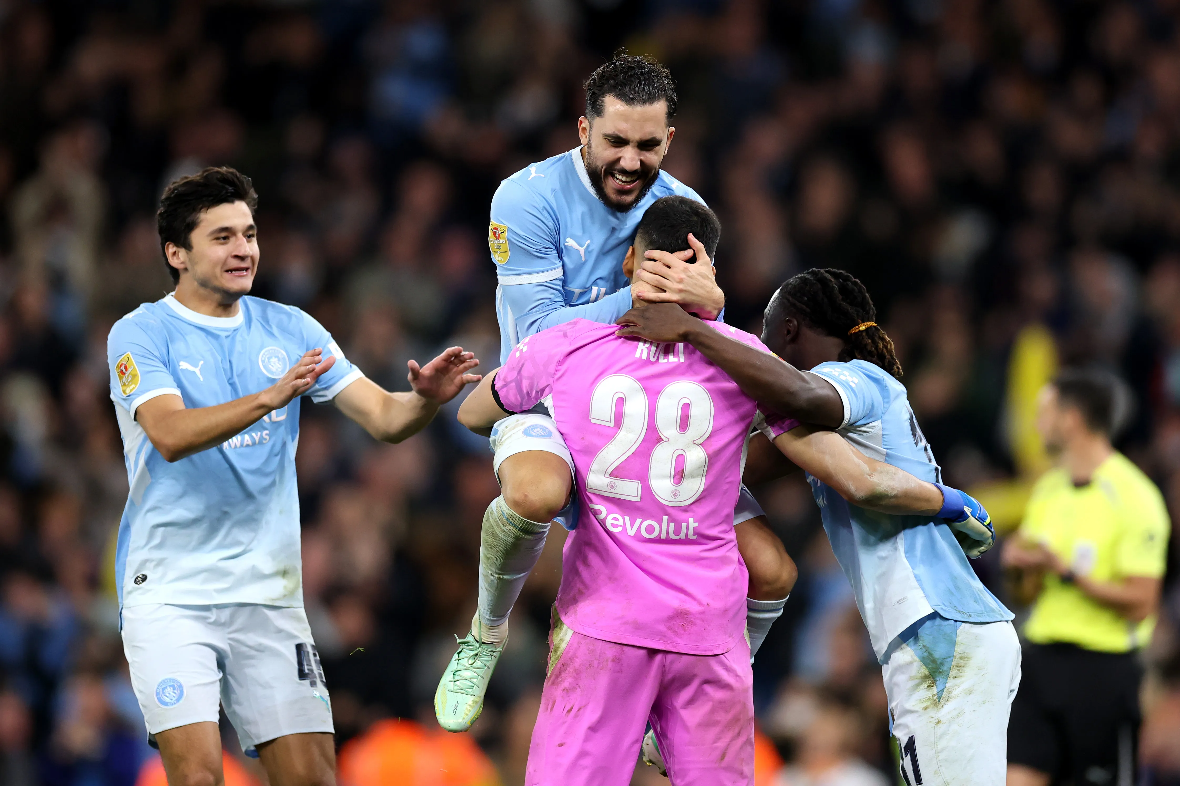 Los futbolistas de Manchester City saludan a Rulli (Getty Images)