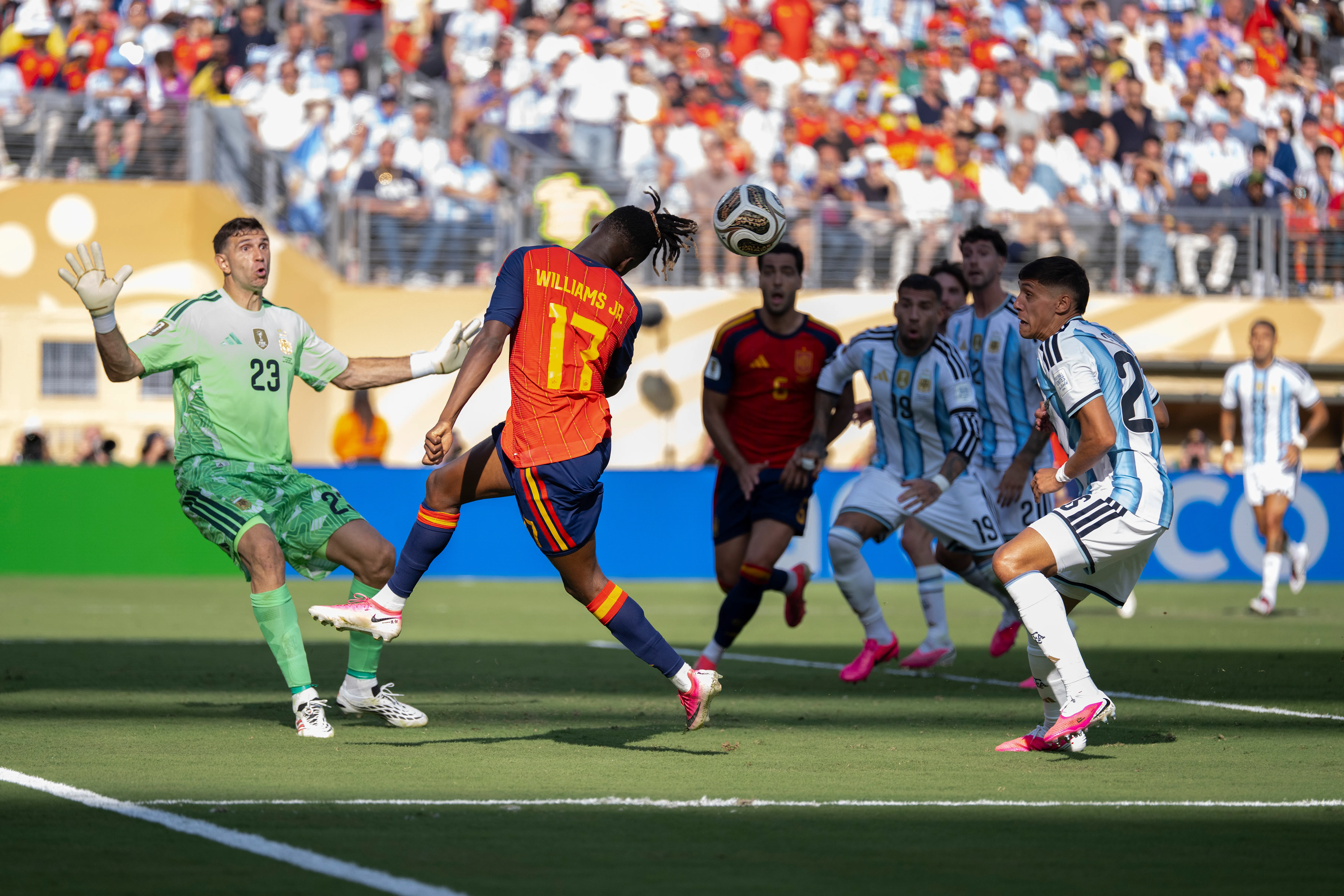 Nico Williams le baja la pelota con la cabeza a Ferran Torres (Getty Images)