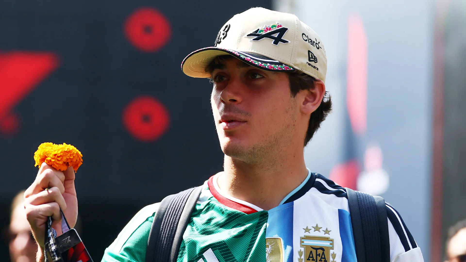 Franco Colapinto llegó al Autódromo Hermanos Rodríguez con una camiseta mexicana y argentina