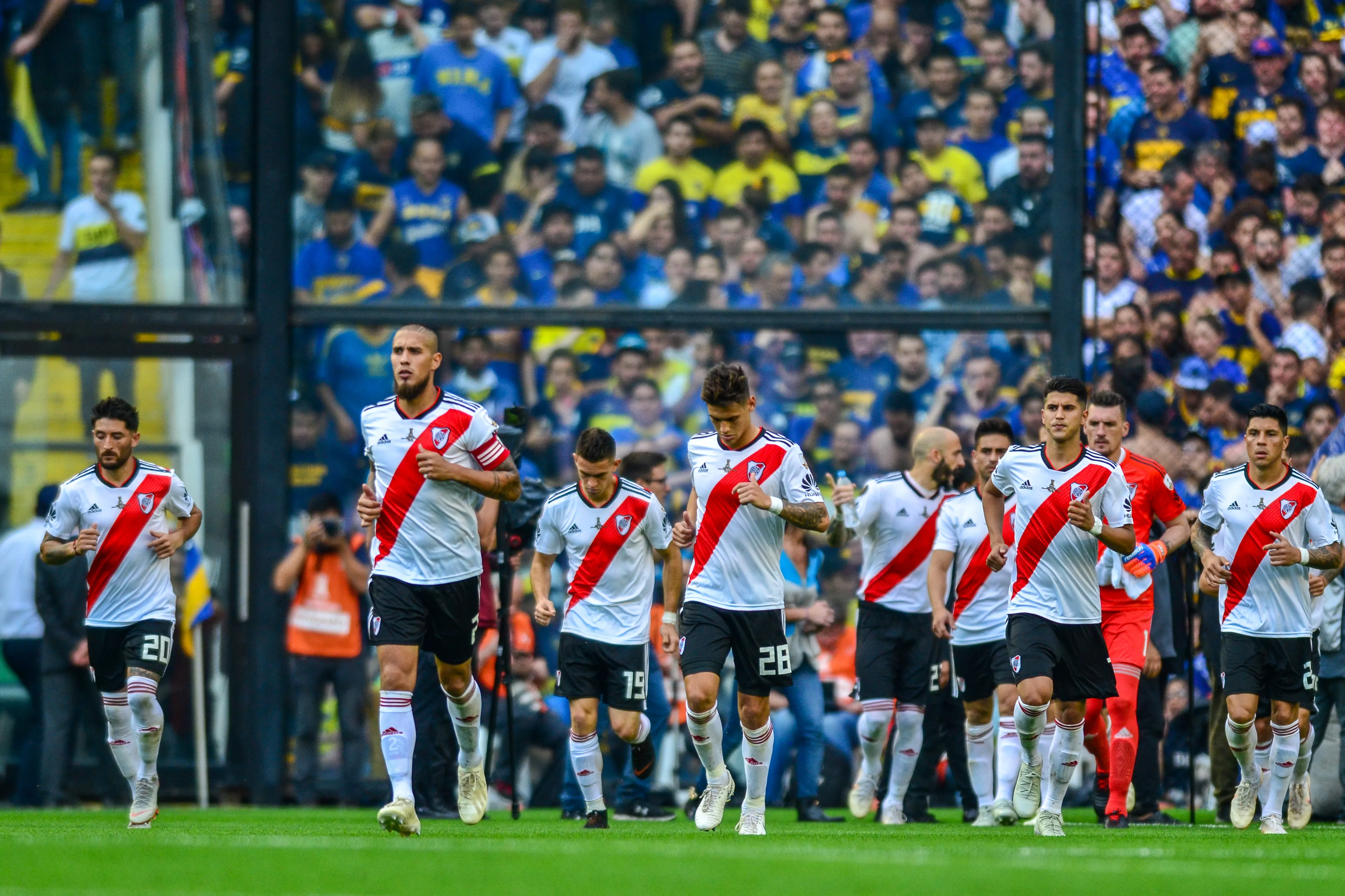 Maidana encabeza la salida a La Bombonera en la ida de la final de la Libertadores 2018. (Foto: Getty).