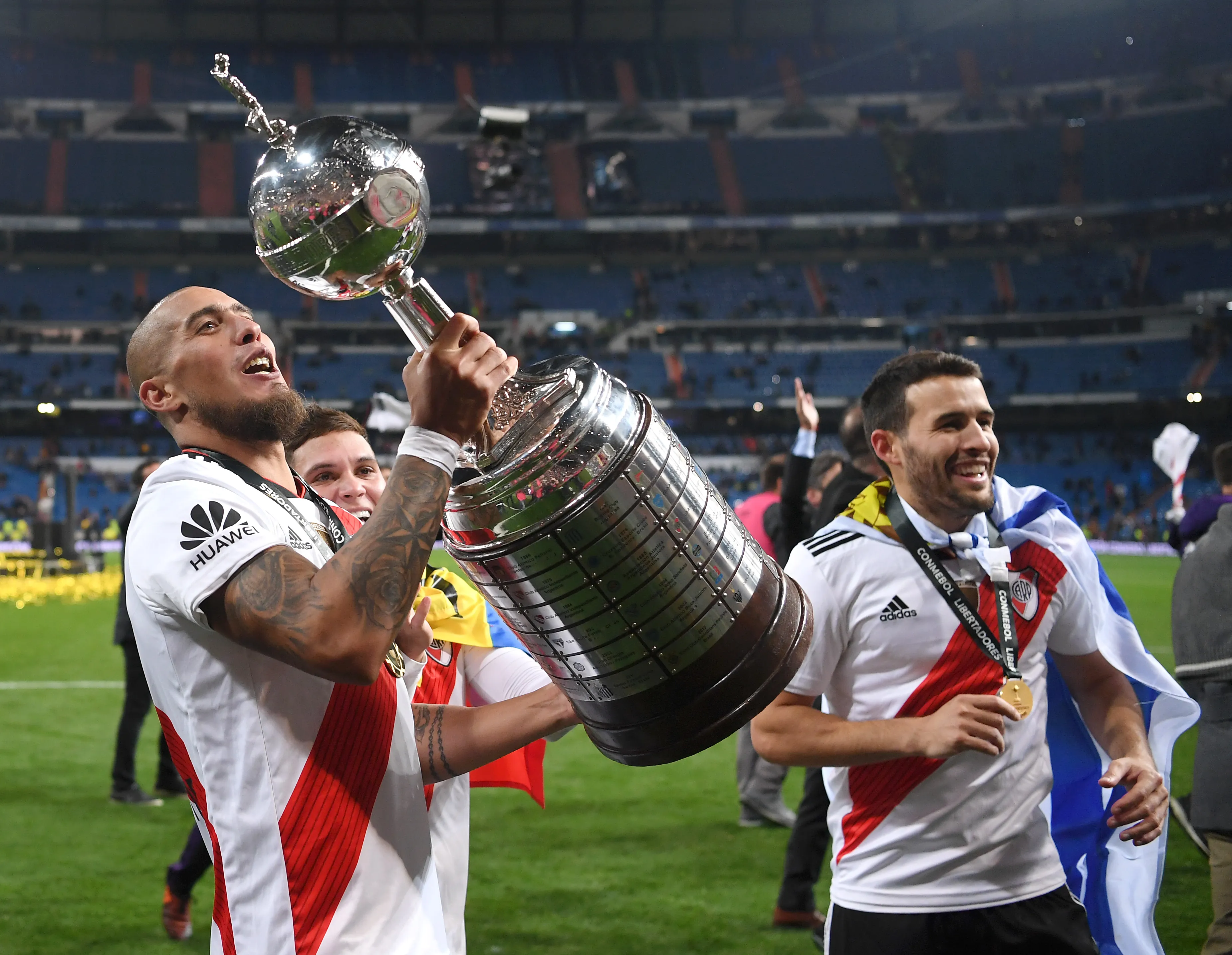 Maidana levanta la Copa Libertadores en el Bernabéu. (Foto: Getty).