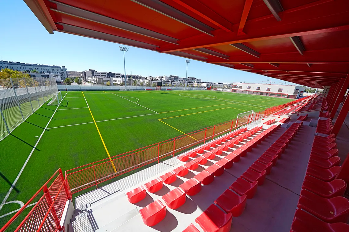 El estadio cuenta con una tribuna con capacidad para más de 700 personas. (Foto: Ayuntamiento Torrejón)