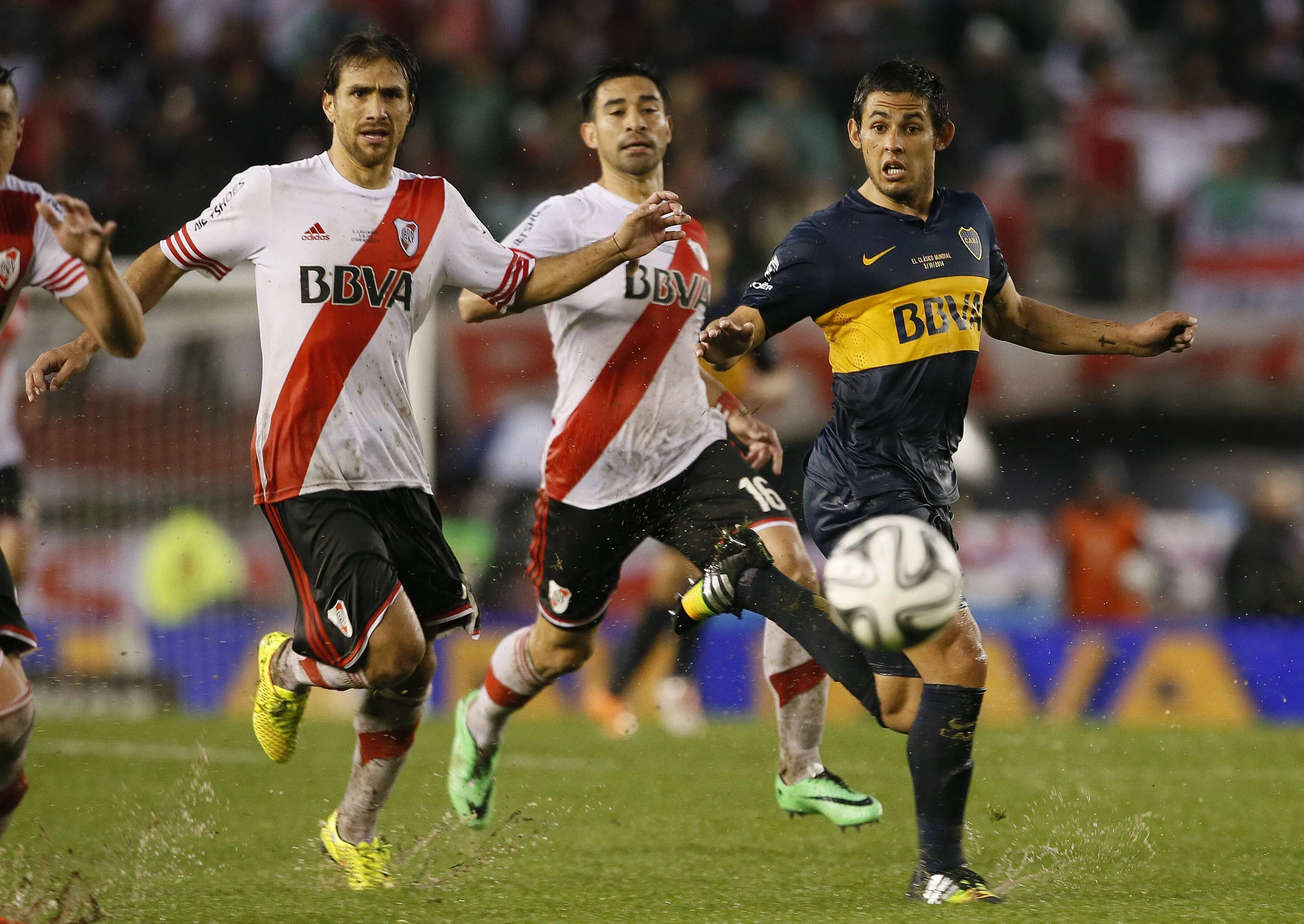 Ariel Rojas y Leonardo Ponzio disputando un Superclásico ante Boca. (Imago).