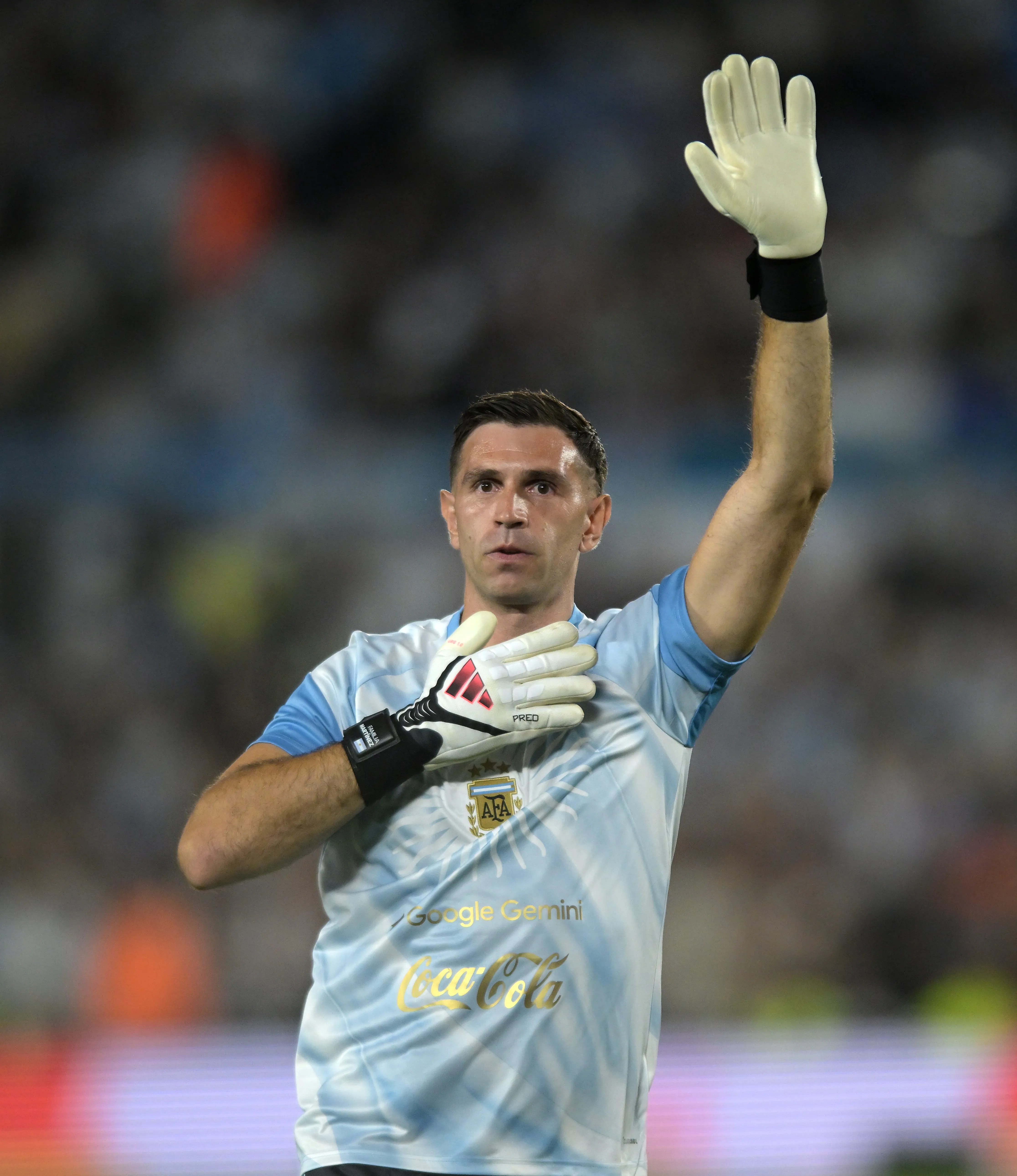 Dibu Martínez recibe el cariño de la gente. (Foto: Getty).