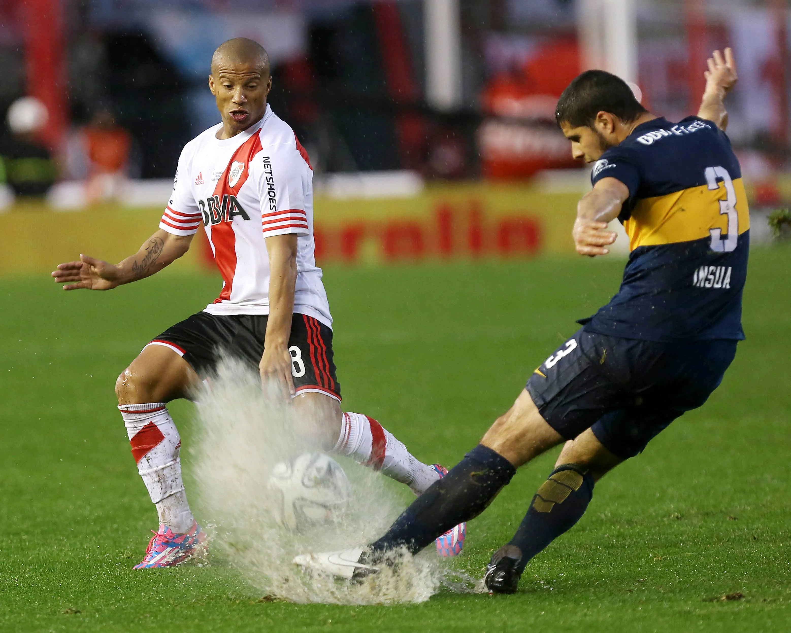 Carlos Sánchez ante Boca en 2014. (Foto: Imago).