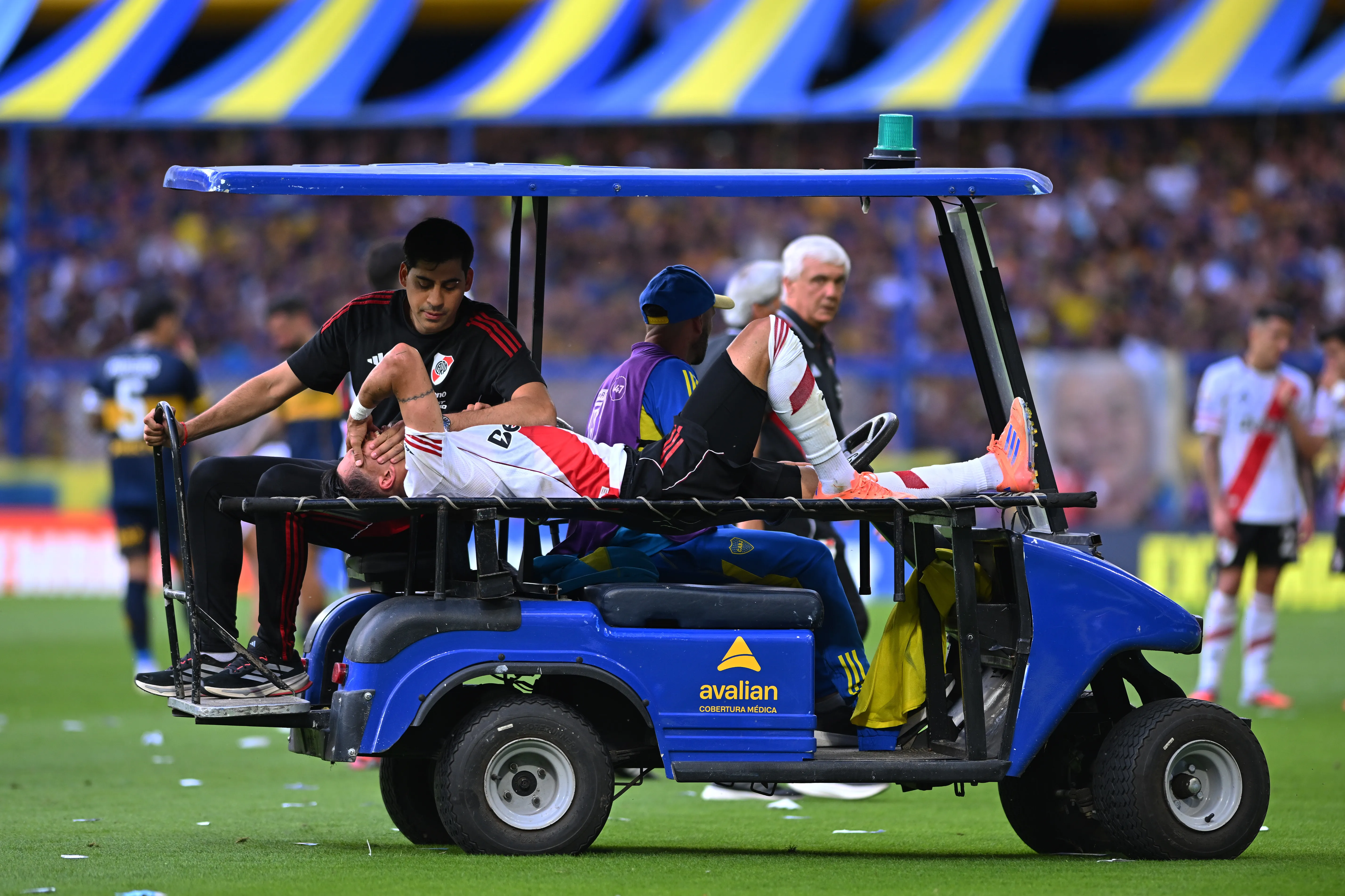 Maximiliano Meza sufrió una lesión y fue sustituido por Matías Galarza Fonda. (Foto: Getty).