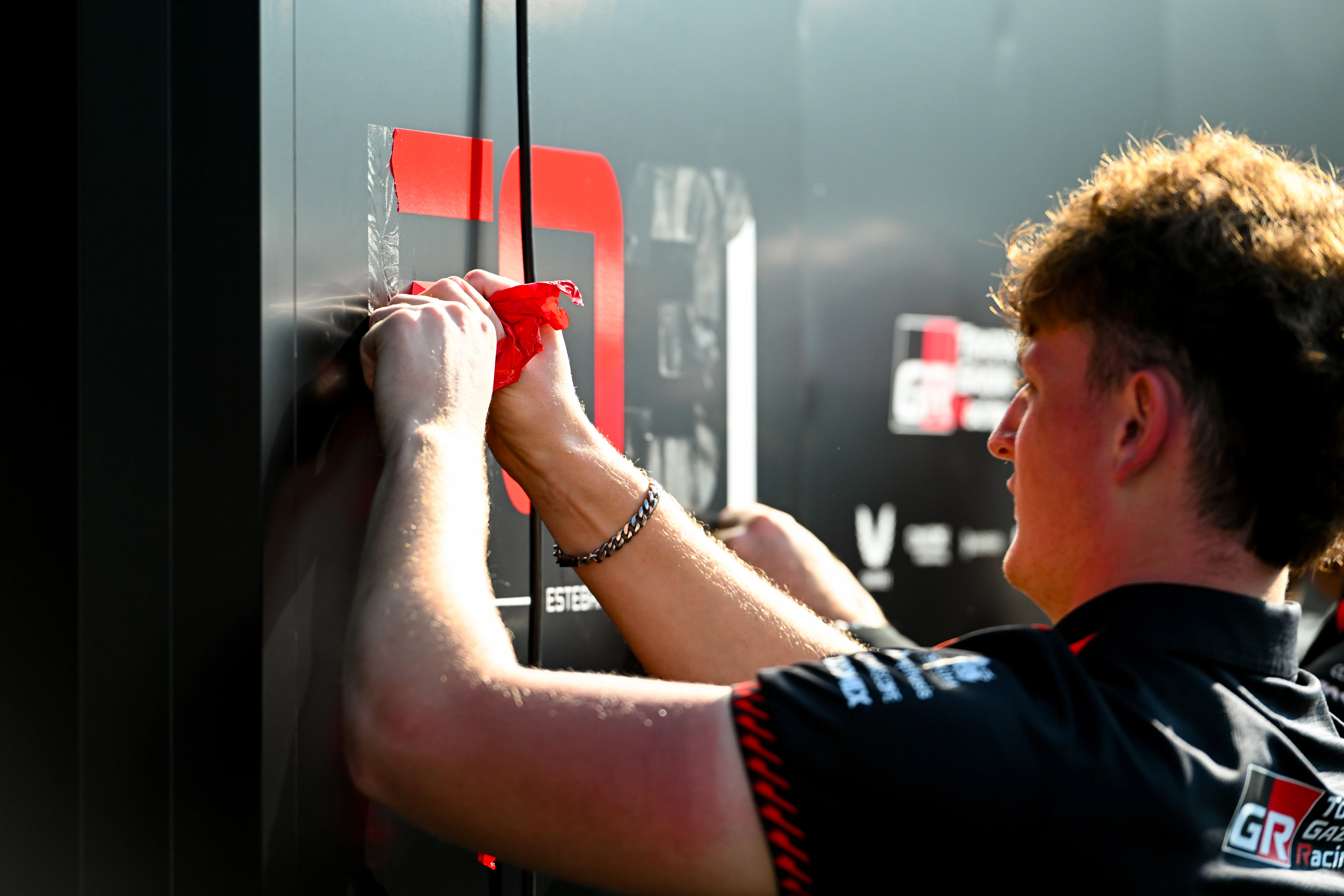 Personal del equipo Haas retira las calcomanías de Esteban Ocon (Getty Images)