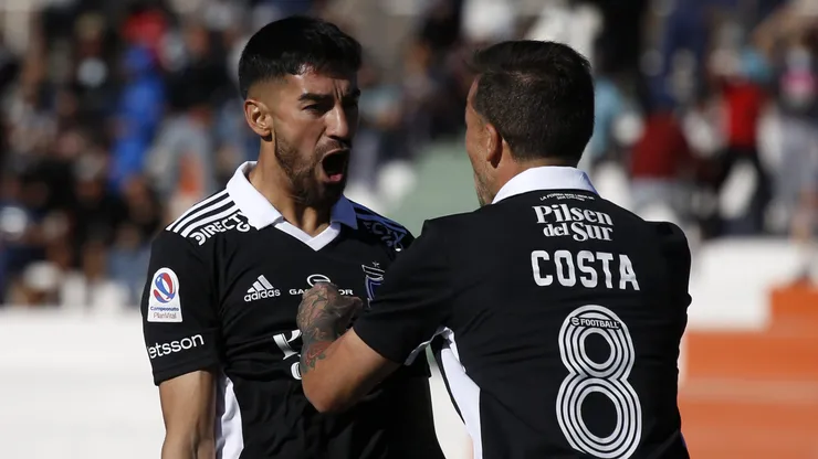 Futbol, Cobresal vs Colo Colo. Fecha 25, campeonato Nacional 2022. El jugador de Colo Colo Martin Lucero, izquierda, celebra con Gabriel Costa su gol contra Cobresal durante el partido de primera division disputado en el estadio El Cobre de El Salvador, Chile. 14/09/2022 Andres Pina/Photosport Football, Cobresal vs Colo Colo. 25th turn, 2022 National Championship. Colo Colo's player Martin Lucero, left, celebrates with Gabriel Costa after scoring against Cobresal during the first division match held at the El Salvador stadium in El Salvado, Chile. 14/09/2022 Andres Pina/Photosport