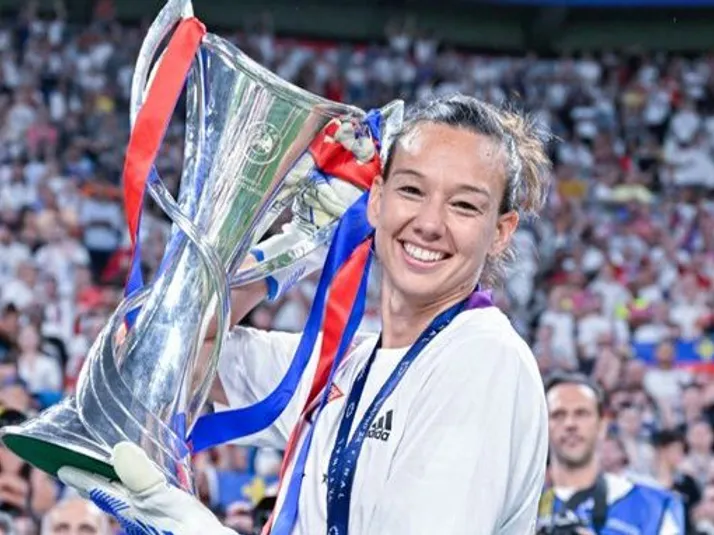 Tiane Endler cierra la temporada con un nuevo premio