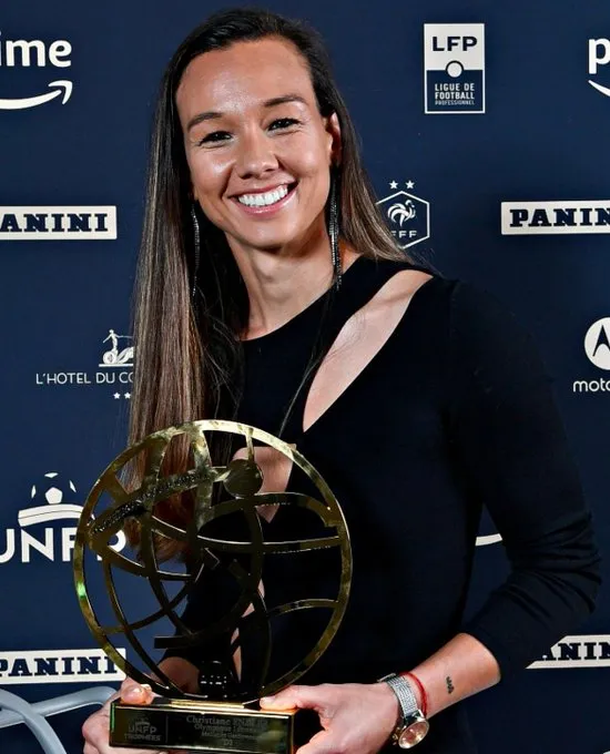 Endler posando con el último premio que recibió en esta temporada. (Twitter)