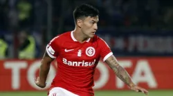 Aránguiz aún no puede debutar con la camiseta de Internacional en Brasil.