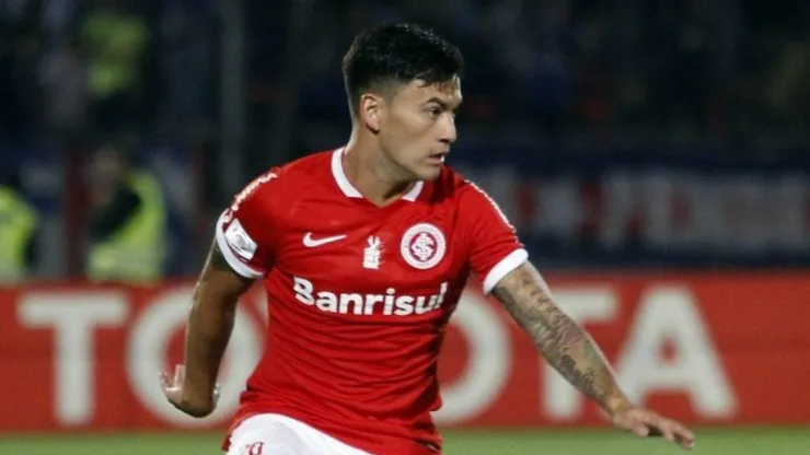 Aránguiz aún no puede debutar con la camiseta de Internacional en Brasil.