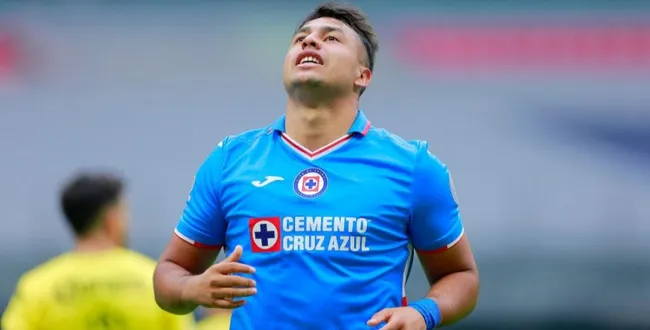 Iván Morales es seriamente cuestionado y su futuro en el Cruz Azul está en veremos (Archivo)