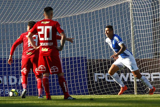 Contreras anotando un gol a la U. Esa tarde, el Tucu se enamoró del Bulla (Archivo)