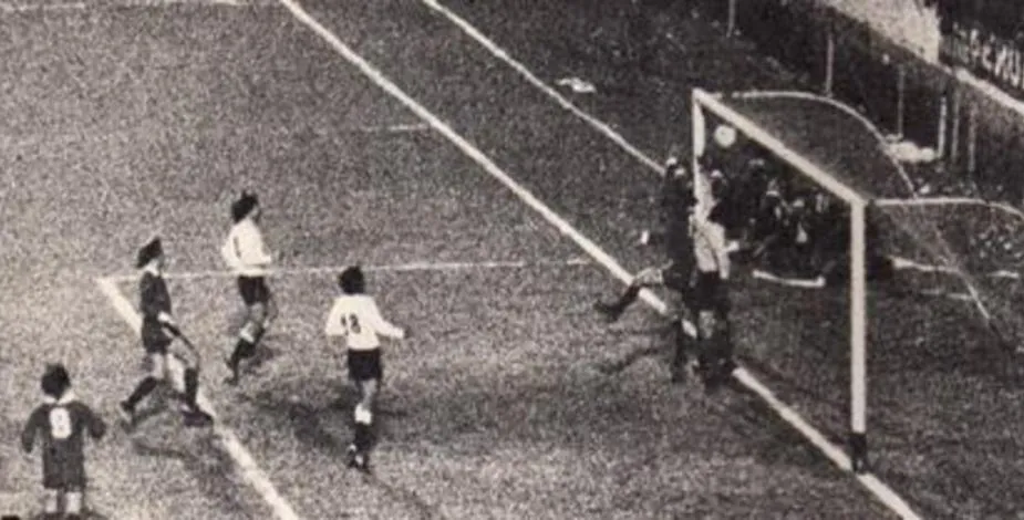 El portero Adolfo Nef intentó el manotazo y Mario Mendoza lo arrastró hasta meterlo en el arco | Foto: Archivo