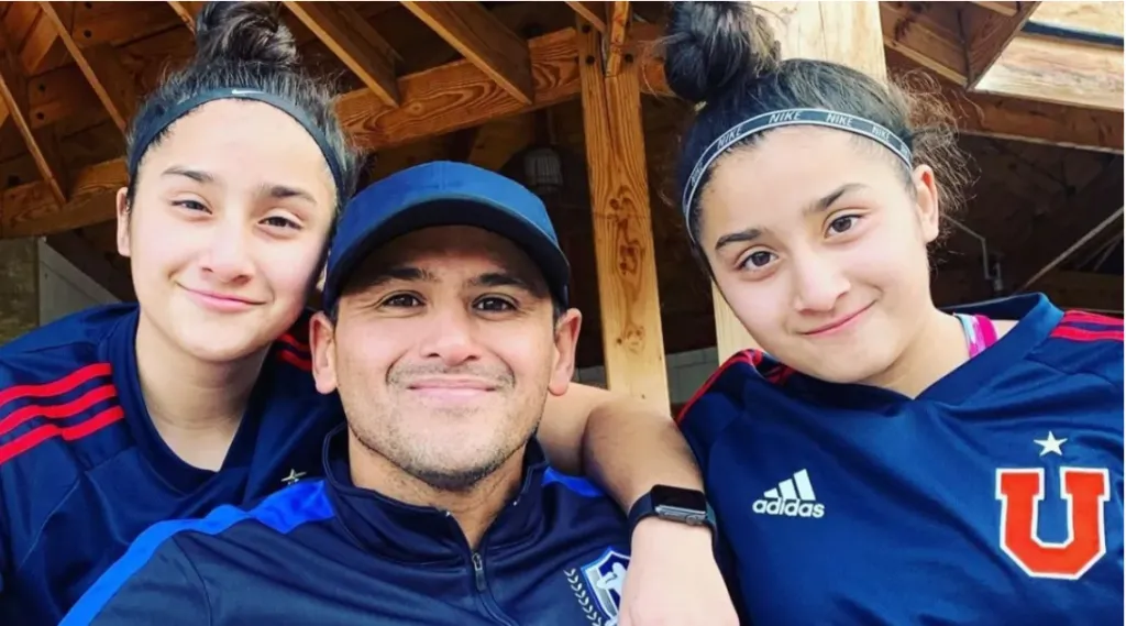 Suazo compartiendo con sus hijas Arantza y Gretel, jugadoras de la U Femenina | Foto: Instagram
