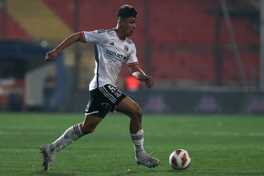 Damián Busca ganarse a Eduardo Berizzo. | Foto: Photosport