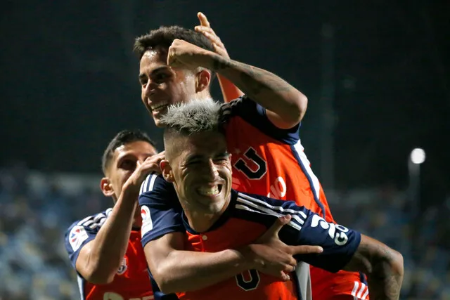 En los últimos minutos ante Everton, Pellegrino comenzó a planificar lo que se vendría más tarde, la línea de 3 defensiva (Photosport)