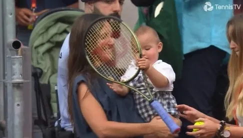Juanito Jarry sostiene la raqueta en brazos de su madre (Captura)