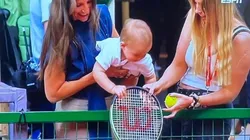 Nico Jarry le regala la raqueta a su hijo tras ganar el título en Ginebra.