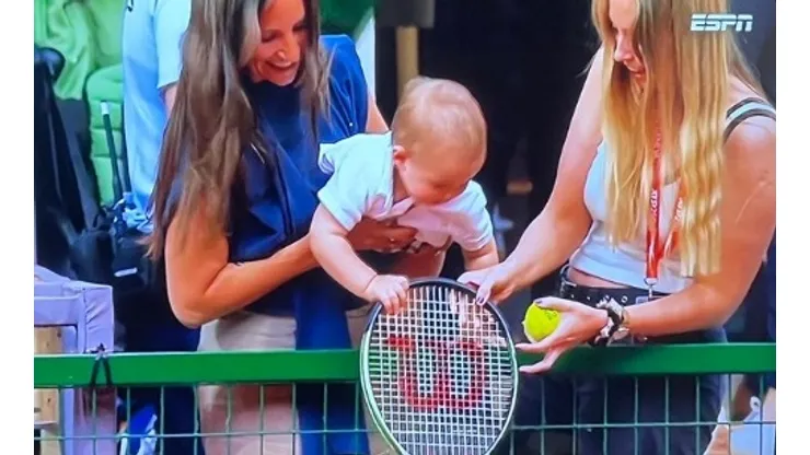 Nico Jarry le regala la raqueta a su hijo tras ganar el título en Ginebra.