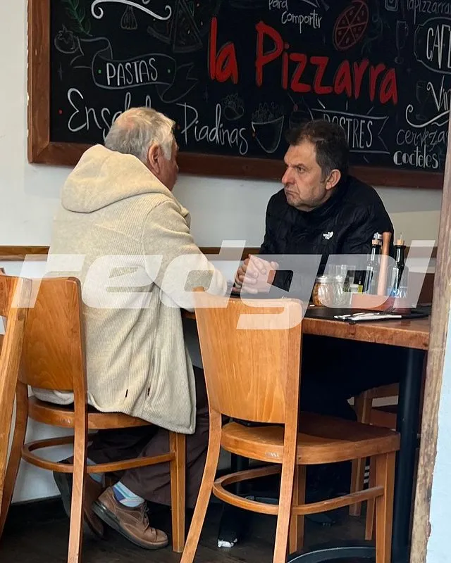 Aníbal Mosa se reunió con Carlos Caszely en un restorán en la comuna de La Reina