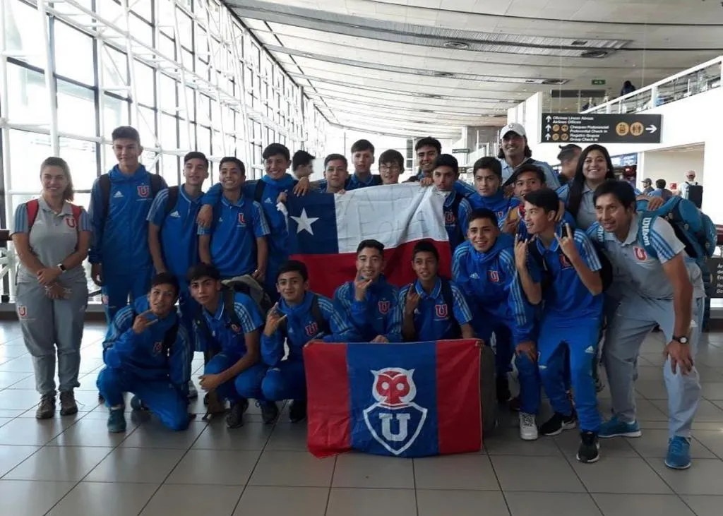 Unos pequeños Osorio y Assadi previo al viaje. Arriba de pie, el profe Juan González (Archivo)