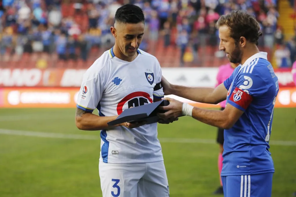 Osvaldo González fue ovacionado por la parcialidad azul cuando volvió a Santa Laura con Huachipato (Photosport)