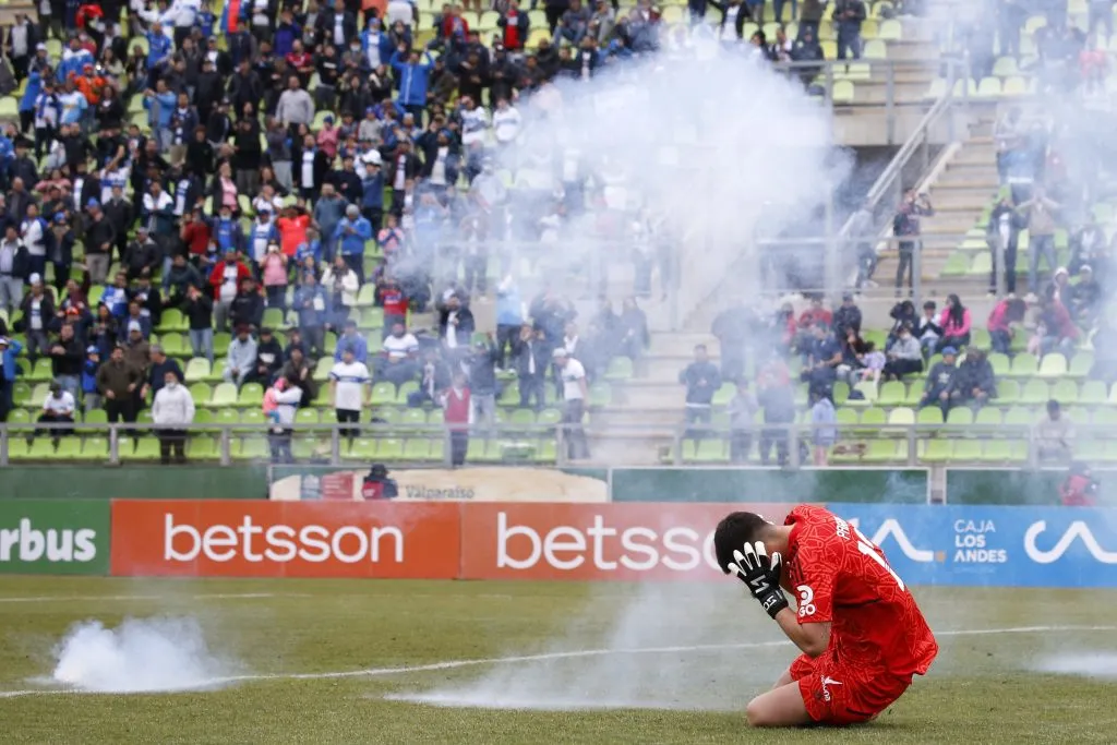 Por estos hechos la UC se quedó sin público para sus partidos de local.  Andres Pina/Photosport