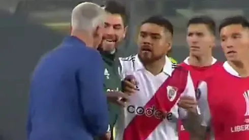 Díaz no aguantó los gestos que le hizo el DT de Cristal y se fue encima de él.