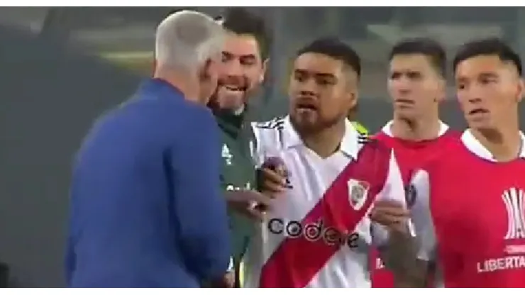 Díaz no aguantó los gestos que le hizo el DT de Cristal y se fue encima de él.