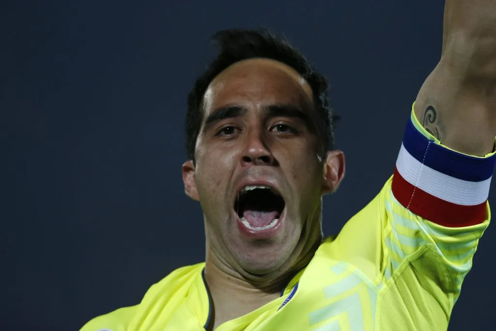 Claudio Bravo sumaría un año más en el Betis y luego retornaría al fútbol chileno para defender la camiseta de algún club grande (Photosport)