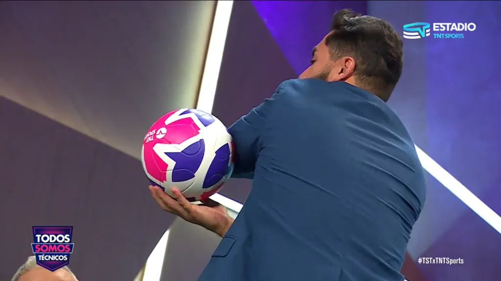 Johnny Herrera insiste en que fue penal de Agustín Bouzat (Foto: TNT Sports)