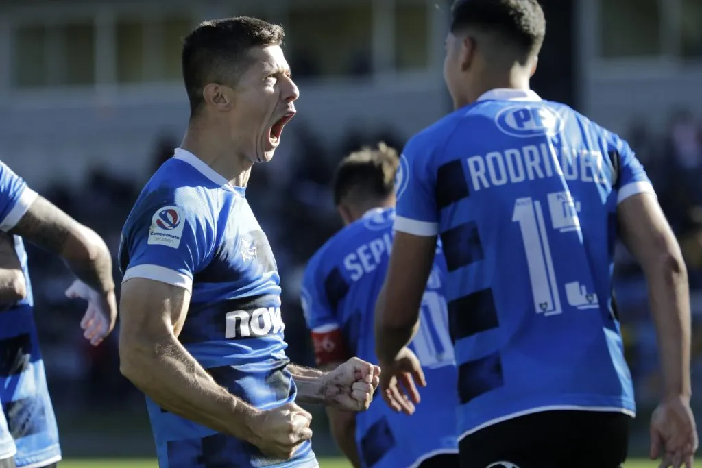 Cris Martínez es sondeado por la U y un exjugador azul cree que si llega desde Huachipato ayudará a que los delanteros del equipo se apliquen en ofensiva (Photosport)
