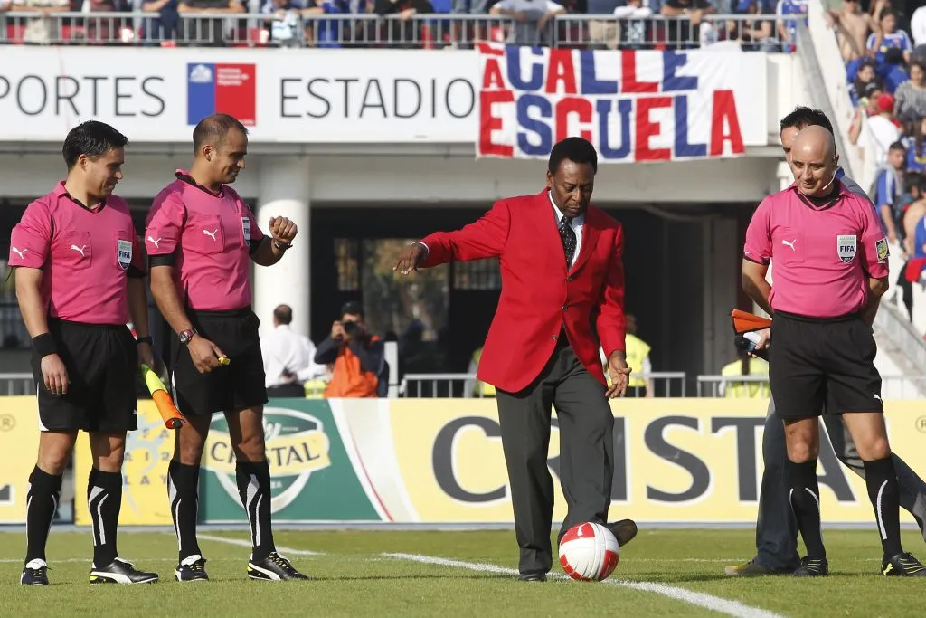 Lo más cerca que estuvo el fallecido Pelé del fútbol chileno fue en una previa entre Universidad Católica y la U en el Nacional en 2011 (Photosport)