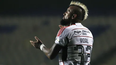 Vidal fue encarado por un hincha en su retorno a Brasil.