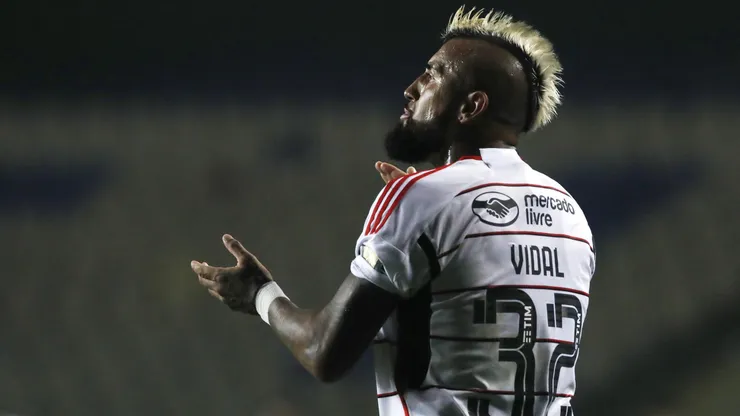Vidal fue encarado por un hincha en su retorno a Brasil.