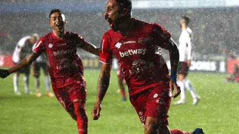 Futbol, Nublense vs Flamengo. Grupo A, copa Libertadores 2023. El jugador de Nublense Jorge Henríquez, centro, celebra su gol contra Flamengo durante el partido de copa Libertadores realizado en el estadio Municipal Alcaldesa Ester Roa Rebolledo en Concepcion, Chile. 24/05/2023 Mauricio Ulloa/Photosport Football, Nublense vs Flamengo. A Group, 2023 Libertadores Championship. Nublense's player Jorge Henríquez, center, celebrates his goal against Flamengo during the Libertadores championship match at the Municipal Alcaldesa Ester Roa Rebolledo in Concepcion, Chile. 24/05/2023 Mauricio Ulloa/Photosport
