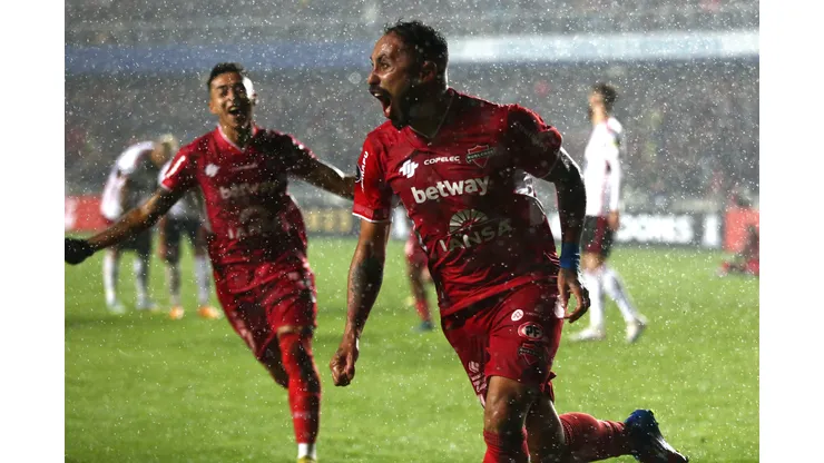 Futbol, Nublense vs Flamengo. Grupo A, copa Libertadores 2023. El jugador de Nublense Jorge Henríquez, centro, celebra su gol contra Flamengo durante el partido de copa Libertadores realizado en el estadio Municipal Alcaldesa Ester Roa Rebolledo en Concepcion, Chile. 24/05/2023 Mauricio Ulloa/Photosport Football, Nublense vs Flamengo. A Group, 2023 Libertadores Championship. Nublense's player Jorge Henríquez, center, celebrates his goal against Flamengo during the Libertadores championship match at the Municipal Alcaldesa Ester Roa Rebolledo in Concepcion, Chile. 24/05/2023 Mauricio Ulloa/Photosport