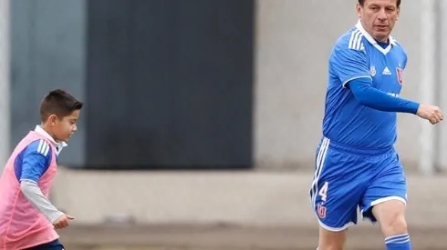 Niño de la sub 8 de la U se roba la película en celebración del aniversario.