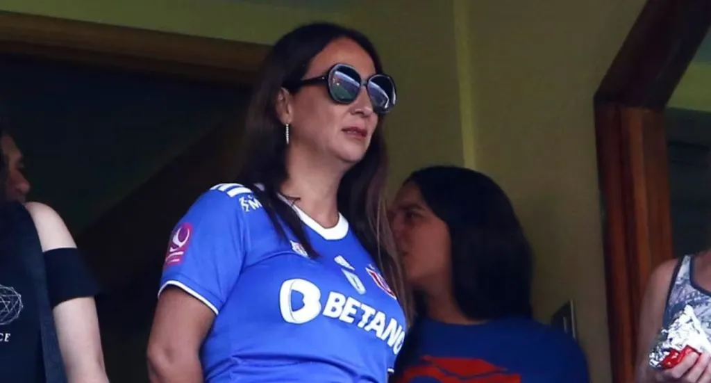 A la dirigente azul se le ha visto en varios cotejos del presente Torneo Nacional apoyando al Romántico Viajero | Foto: Captura