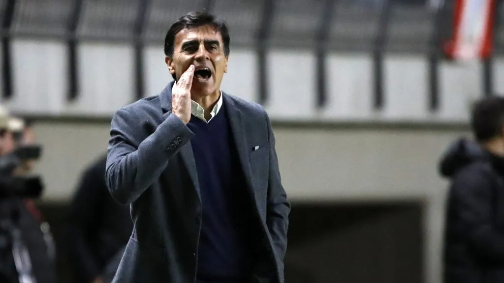 Gustavo Quinteros quiere que el lateral de Colo Colo sea Óscar Opazo y él también juega un rol decisivo en la negociación (Photosport)