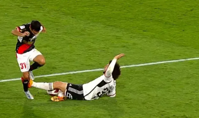 El patadón de Falcón que lo dejará afuera de tres partidos | Foto: Captura TNT Sports