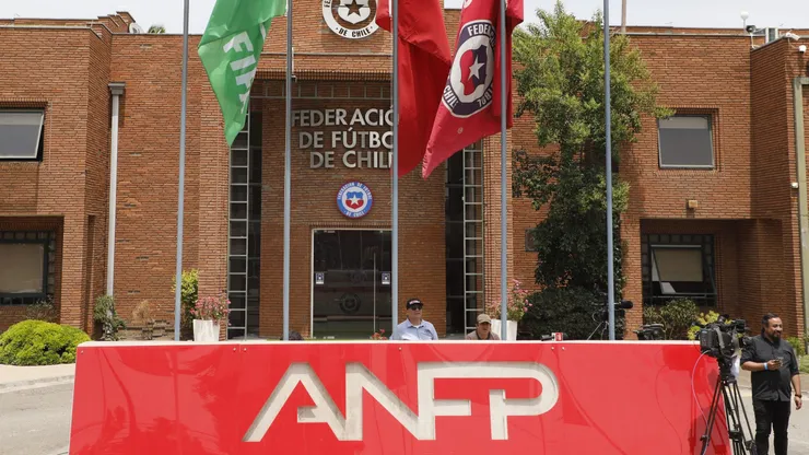 Desde la ANFP explican el largo parón del fútbol nacional.